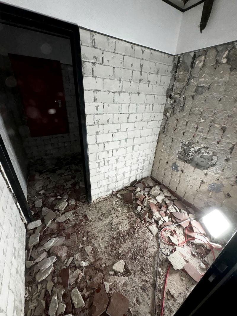 Raum mit abgeschlagenen Wandfliesen