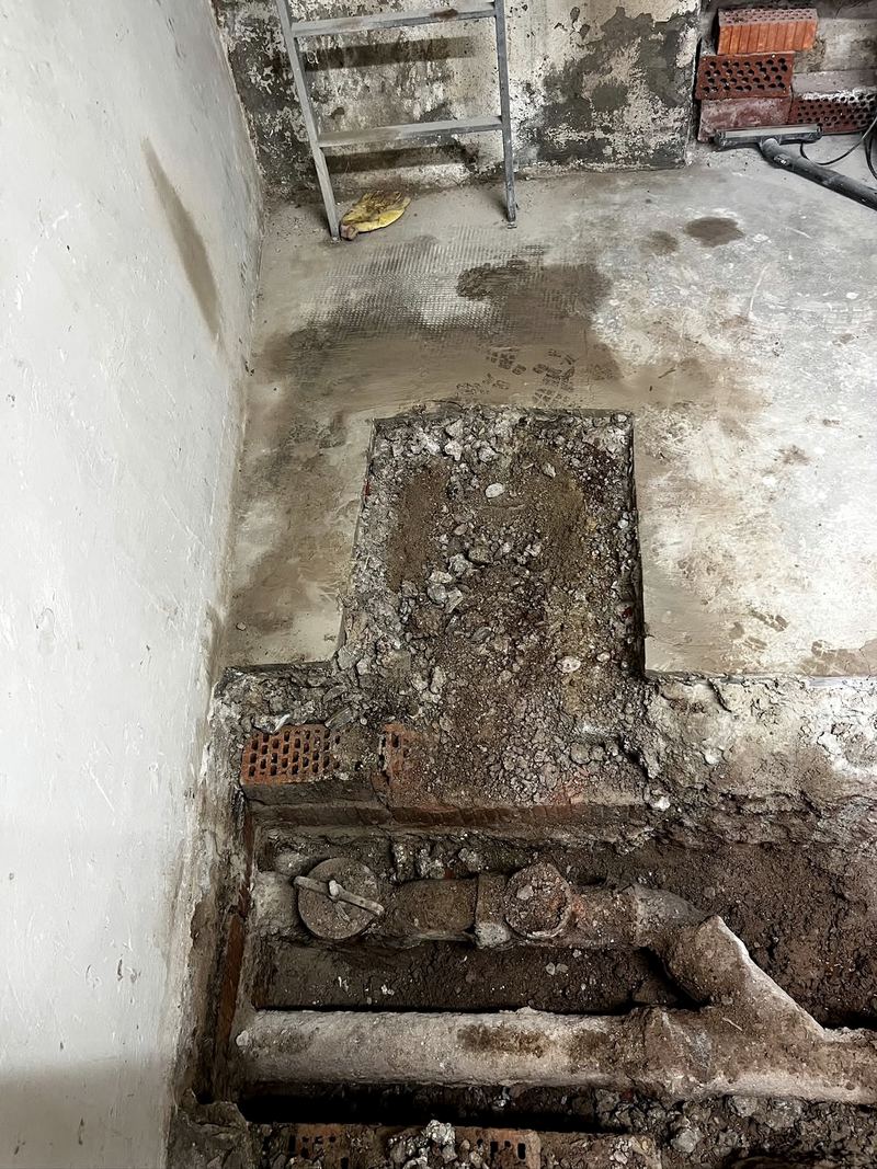 Freigelegte alte Grundleitung unter dem Kellerboden