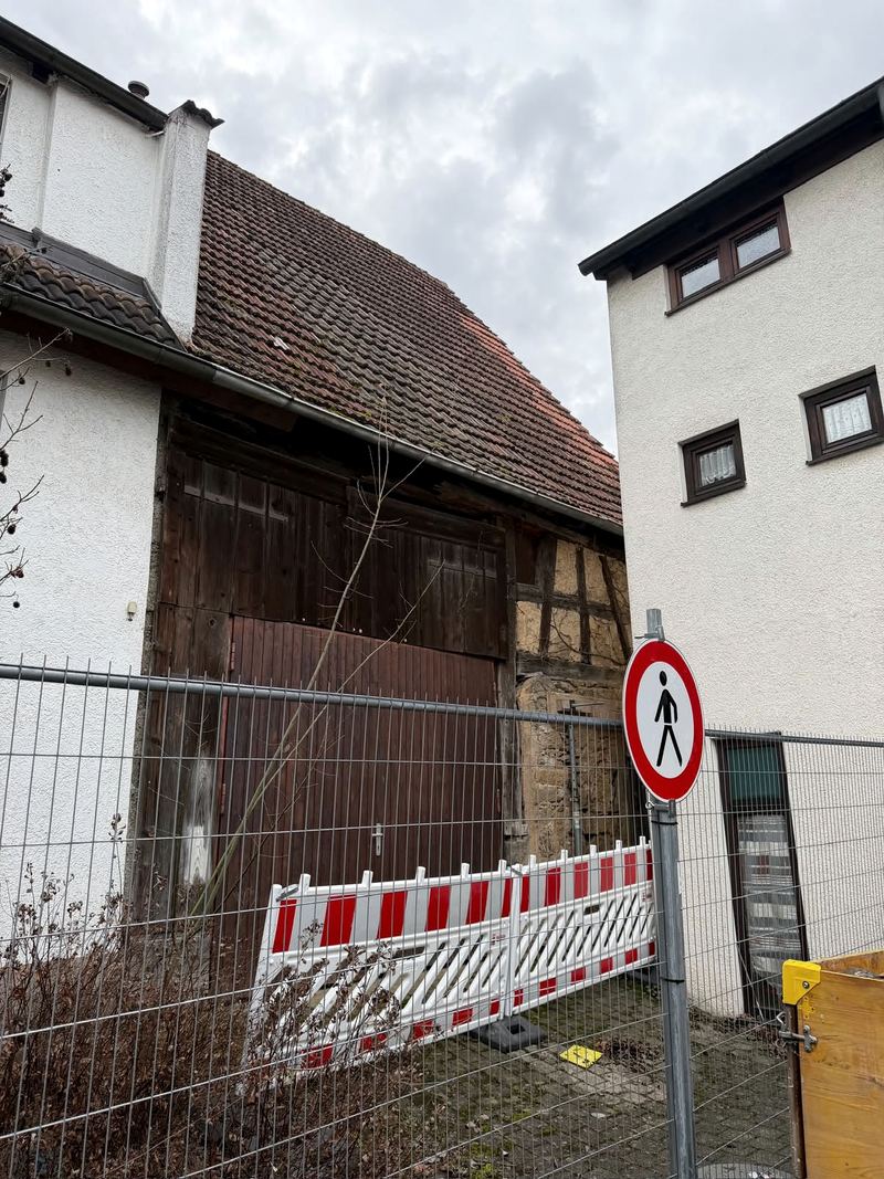 Abgesperrte Scheune vor dem Abbruch