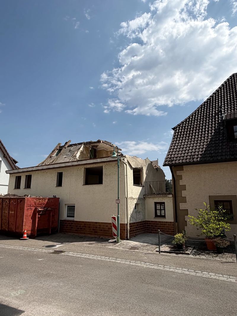 Dasselbe Wohnhaus mit zurueckgebautem Dach und Obergeschoss