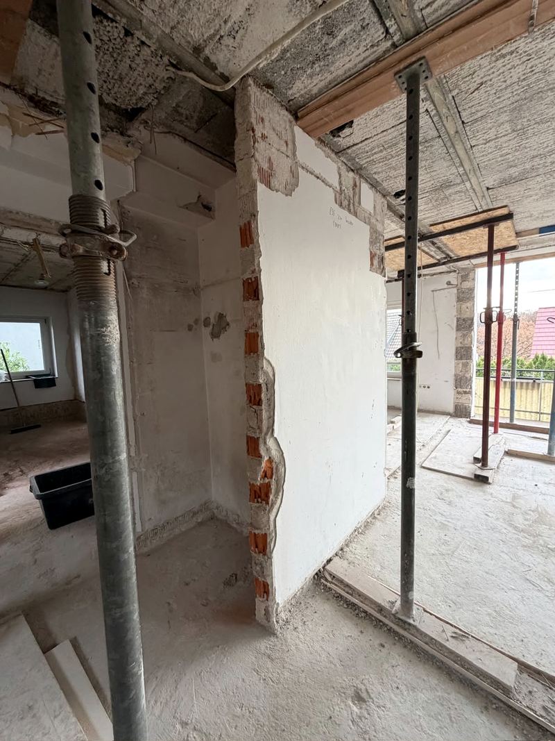 Wandöffnung, Decke mit Baustützen abgefangen